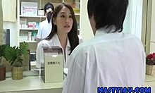 जापानी बेब अस्पताल में उसकी तंग योनि गड़बड़ हो जाता है