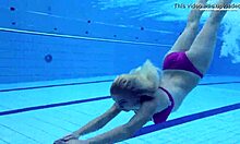 Russisk teenager Elena Prokovas naturlige bryster og perfekte krop i poolen