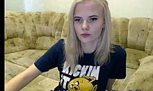 Miss Julia, une charmante adolescente lettone, s'engage dans un chat web au lieu de Fortnite