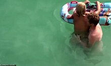 सुनहरे बालों वाली लड़की अपने बॉयफ्रेंड द्वारा पानी के अंदर चोदी जाती है।