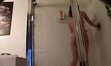 Slanke meid pronkt met haar lichaam in een geweldige voyeurvideo