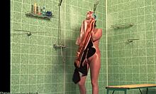 Amadora magrinha mostra seu corpo nu e molhado no chuveiro (voyeur HD)