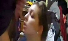 Soția iubitoare își lasă fața udă de sperma fierbinte