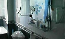 Szexi amatőr szőke nőt szántanak a fürdőszobában