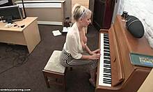 Busty blondiner bryster falder ud, mens hun spiller klaver på kamera