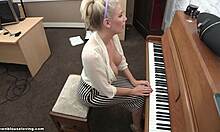 Busty blondit tissit putoavat ulos, kun hän soittaa pianoa kameran edessä