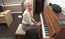 Гърдите на блондинките падат, докато тя свири на пиано пред камера