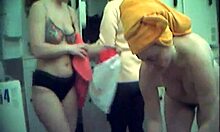 נשים מפתות שונות מציגות את גופן במקלחות