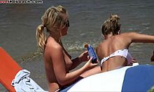 Blonde Freundinnen zeigen ihre Titten und heißen Körper am Strand