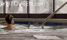 Una joven rubia disfruta de un poco de diversión al aire libre en el jacuzzi y la piscina de un hotel