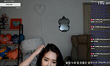 Amateur Koreaans meisje geeft een webcam blowjob