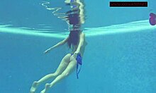 Russisk pornostjerne Lina Mercury i bikini svømmer i poolen