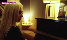 Bystig blond tonåring med pianofärdigheter njuter av solo hardcore onani