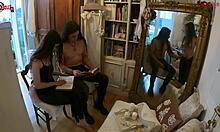 Italialaiset tyttöystävät tekevät kotitekoisen videon, jossa on iso perse ja leluleikki