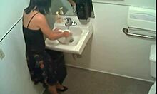 Amatorska fetyszystka oddaje mocz w publicznej toalecie