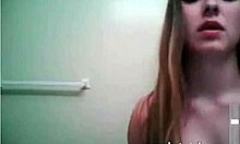 סרטון ביתי ארוטי של נערת מצלמת מקוונת חמודה מאוננת