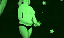 Marilyn Monroe, blondýnka, se veřejně svléká v kostýmu v porno filmu 60. let