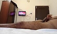 Indyjska MILF z ogoloną cipką uprawia seks w hotelu