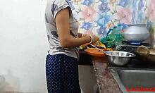 Video z webové kamery, jak se místní babička nechává špinit v jídelně