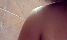 Un videoclip porno de casă cu o filipineză excitată făcându-se în baie