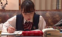 जापानी किशोरी दो बार प्रवेश करती है और अध्ययन के दौरान कई बार स्खलित हो जाती है