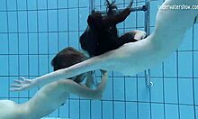 Russiske piger Clara Umora og Bajankina forkæler sig selv i noget varm undervandsaktion