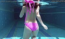 El video casero de Jessica Lincolns presenta a una chica caliente recibiendo doble penetración en la piscina