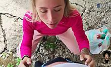 ब्लोंड लड़की घर के बने आउटडोर वीडियो में एक एक्सट्रीम ब्लोजॉब देती है।